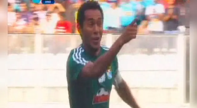 Carlos Lobatón celebra su gol a Municipal. Carlos Lobatón celebra su gol a Municipal.