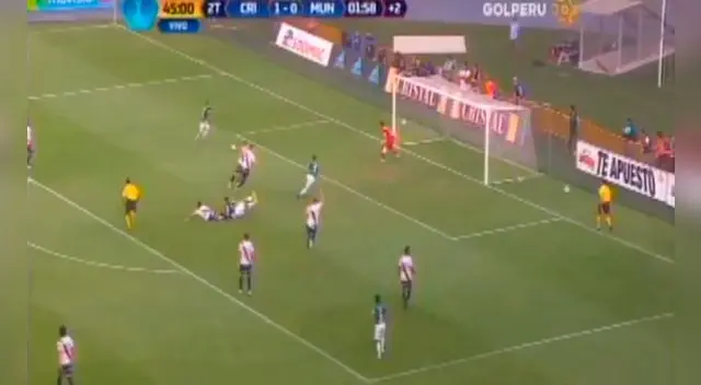En el Sporting Cristal vs. Municipal, Horacio Calcaterra se falló un gol a centímetros del área.