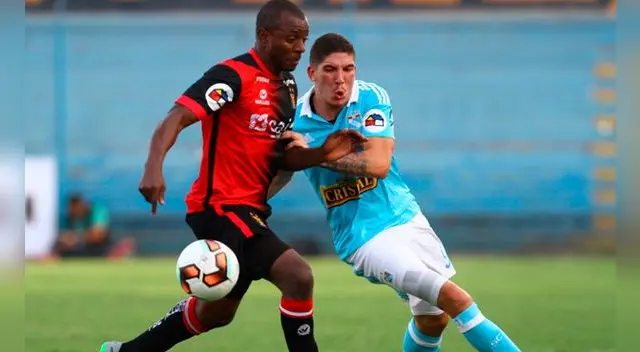 Edgar Villamarín disputa un balón con Santiago Silva en el Alberto Gallardo. Edgar Villamarín disputa un balón con Santiago Silva en el Alberto Gallardo.