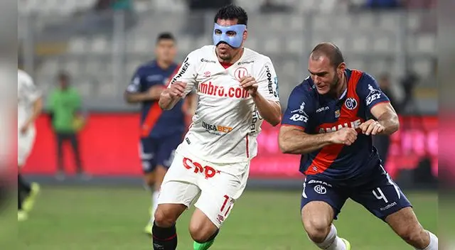 Hernán Rengifo y Adrián Zela disputan un balón en el Estadio Nacional. Hernán Rengifo y Adrián Zela disputan un balón en el Estadio Nacional.