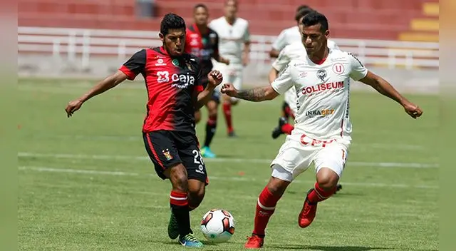 Alexis Arias conduce un balón ante Miguel Trauco. Alexis Arias conduce un balón ante Miguel Trauco.