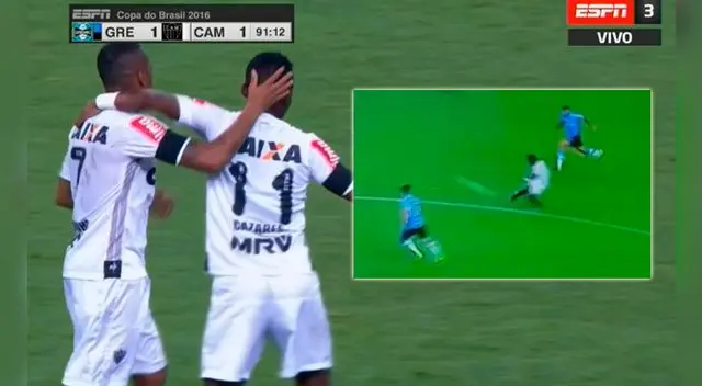 Juan Cazares celebra su gol de antología con Robinho. Juan Cazares celebra su gol de antología con Robinho.