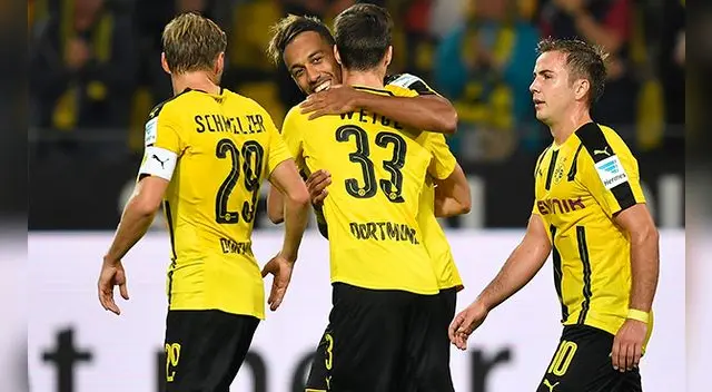 Aubameyang celebra con Weigl un gol del Borussia Dortmund en la Bundesliga. Aubameyang celebra con Weigl un gol del Borussia Dortmund en la Bundesliga.