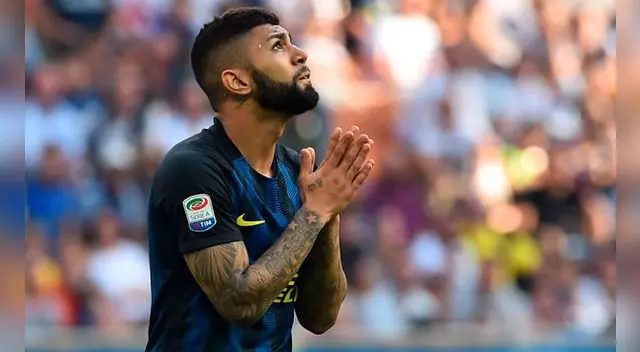 Gabigol mira al cielo durante su debut con el Inter de Milán.