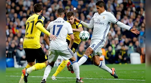 Raphael Varane disputa un balón con Julian Weigl en el Real Madrid-Borussia Dortmund.