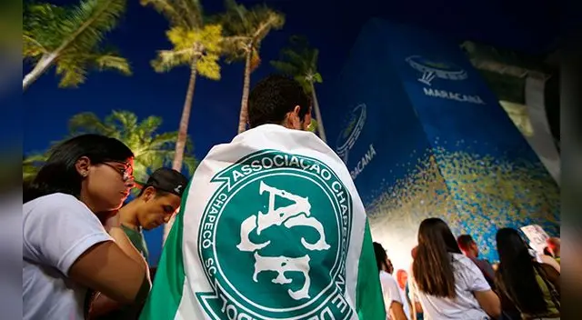 Un hincha porta una bandera del Chapecoense en un homenaje a las víctimas de la tragedia aérea.