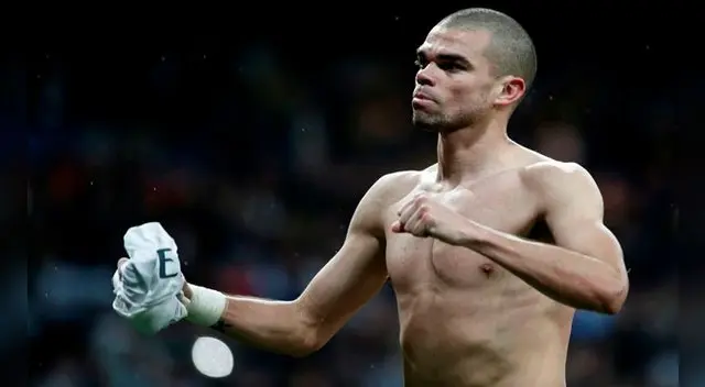 Pepe, a punto de regalar su camiseta a un hincha del Real Madrid.