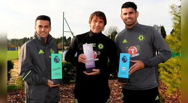 Pedro, Conte y Costa posan con sus premios a mejor gol, mejor DT y mejor jugador de noviembre.