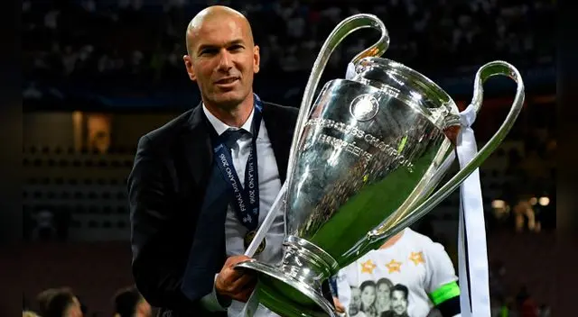 Zinedine Zidane con el título de la Champions League 2015-16.