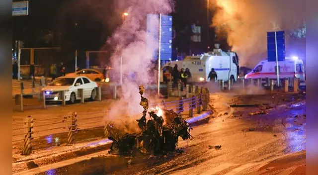 Atentado en el estadio de Besiktas deja 13 fallecidos y más de 30 policías heridos.