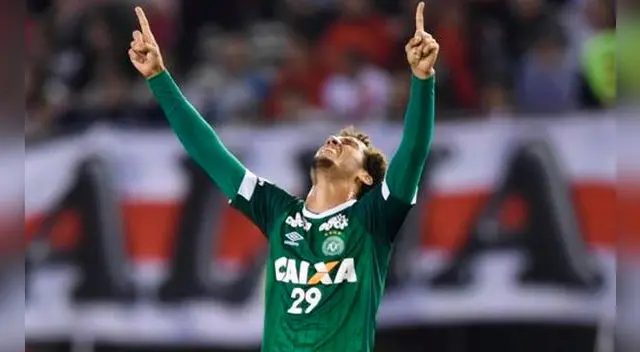 Helio Neto, jugador del Chapecoense, estuvo más de una semana en coma, ya logró despertar, sin embargo, no sabe sobre lo ocurrido sobre sus compañeros fallecidos.