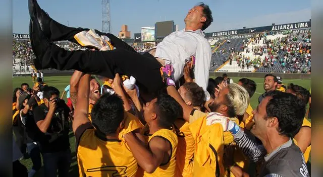 El entrenador del Cantolao, Carlos Silvestri, es cargado por sus dirigidos. El entrenador del Cantolao, Carlos Silvestri, es cargado por sus dirigidos.