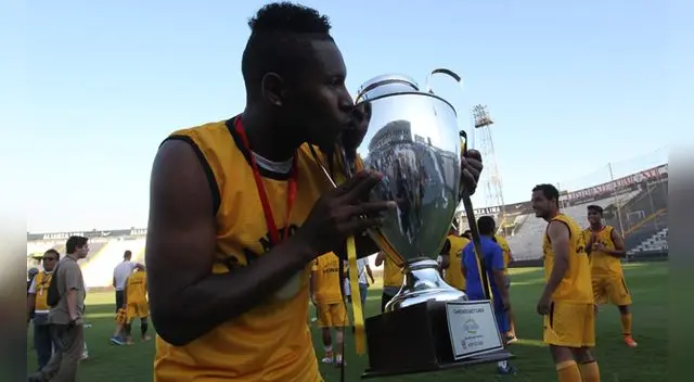 Uno de sus mejores jugadore sbesando la copa de la Segunda División Uno de sus mejores jugadore sbesando la copa de la Segunda División