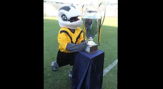 La mascota del Cantolao tambiién festeja el título La mascota del Cantolao tambiién festeja el título