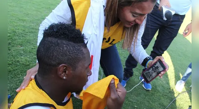 La esposa de uno de los futbolistas del Cantolao le enseña la foto de su hija. La esposa de uno de los futbolistas del Cantolao le enseña la foto de su hija.