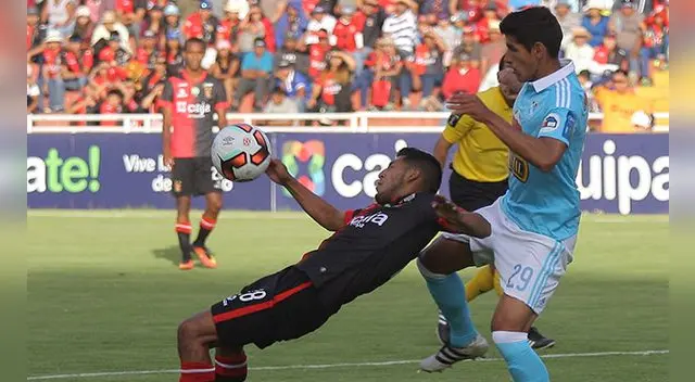 Alexis Arias disputa un balón con Luis Abram en la primera final en Arequipa. Alexis Arias disputa un balón con Luis Abram en la primera final en Arequipa.