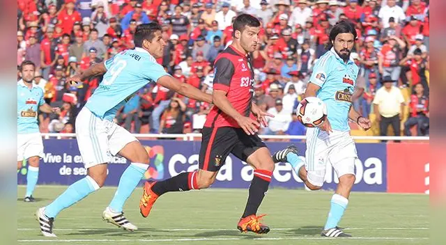 Luis Abram y Jorge Cazulo marcan a Bernardo Cuesta durante la final en Arequipa. Luis Abram y Jorge Cazulo marcan a Bernardo Cuesta durante la final en Arequipa.