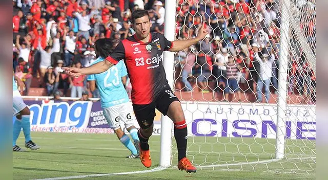 Bernardo Cuesta celebra su gol a Sporting Cristal.