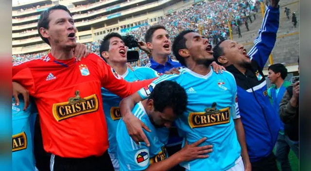 El plantel festeja el Apertura 2015 frente a la "U" en el Monumental. El plantel festeja el Apertura 2015 frente a la "U" en el Monumental.