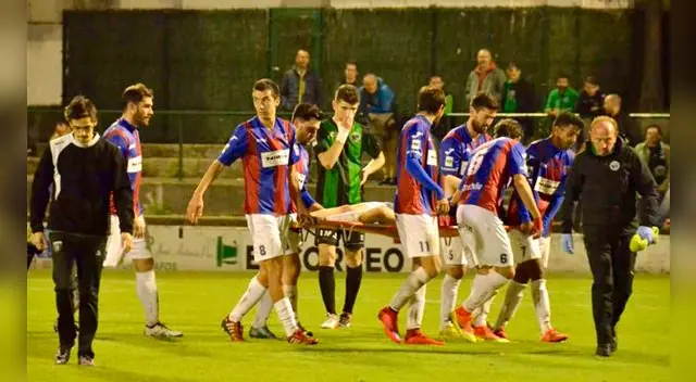 Sus propios compañeros tuvieron que sacar del campo a Aitor Córdova. Sus propios compañeros tuvieron que sacar del campo a Aitor Córdova.