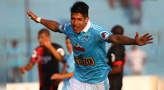 Alexis Cossio celebra un gol a Melgar en el Alberto Gallardo.