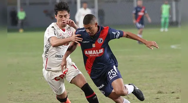 Rodrigo Cuba disputa un balón con José Guidino en un Universitario-Municipal.