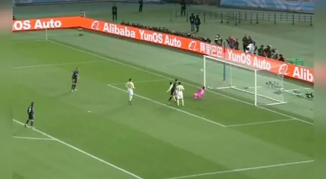 Real Madrid, desde los 20 minutos, comenzó a dominar en el partido y Cristiano Ronaldo lo quiso materializar con un gol, pero la pelota dio contra el poste de Muñoz. Real Madrid, desde los 20 minutos, comenzó a dominar en el partido y Cristiano Ronaldo lo quiso materializar con un gol, pero la pelota dio contra el poste de Muñoz.