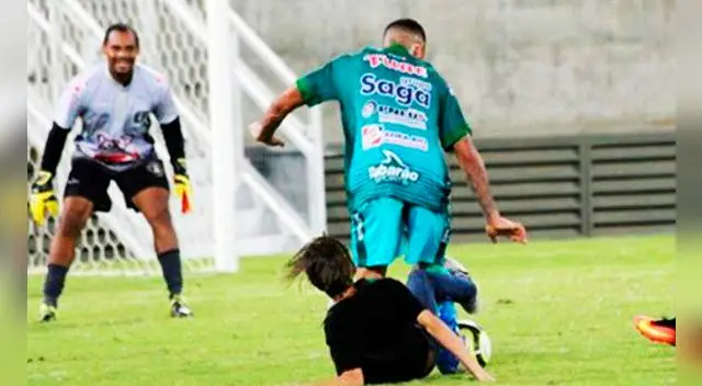 Gabriel Jesus fue derribado por un hincha en partido benéfico. Gabriel Jesus fue derribado por un hincha en partido benéfico.