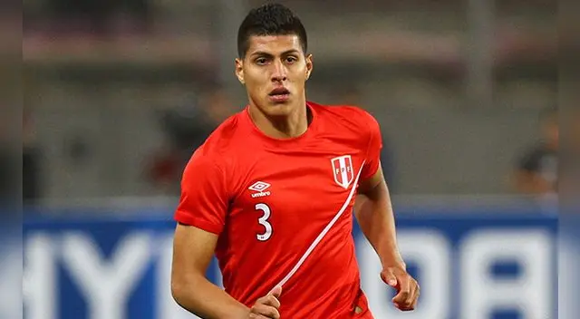 Hansell Riojas durante un partido de la Selección Peruana.