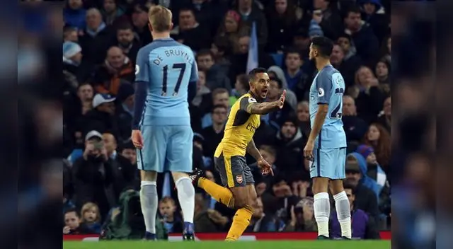 Manchester City vs. Arsenal: Theo Walcott celebra la apertura del marcador 