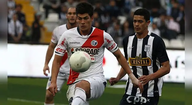 Iván Bulos controla un balón ante la mirada de Koichi Aparicio en Matute. Iván Bulos controla un balón ante la mirada de Koichi Aparicio en Matute.