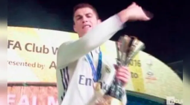 Cristiano Ronaldo arremete contra el camarógrafo que lo estaba grabando inoportunamente.