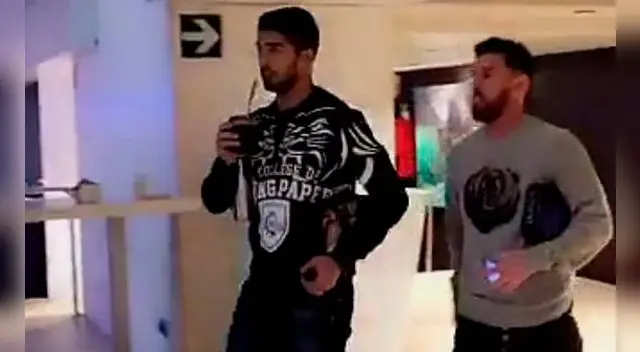Lionel Messi y Luis Suárez durante su llegada al Camp Nou.