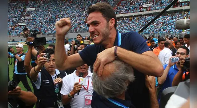 Mariano Soso cargado por el psicólogo Marcelo Márquez tras lograr título con Sporting Cristal. Mariano Soso cargado por el psicólogo Marcelo Márquez tras lograr título con Sporting Cristal.