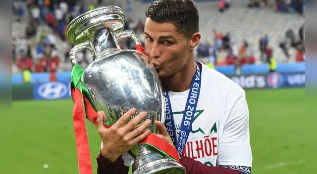 Cristiano Ronaldo se lesionó en la final de la Eurocopa por una fuerte entrada de Dimitri Payet. Cristiano Ronaldo se lesionó en la final de la Eurocopa por una fuerte entrada de Dimitri Payet.