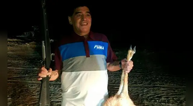 Maradona con una escopeta y la cría de Oryx árabe.