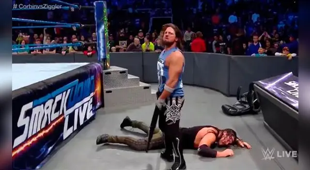 En WWE SmackDown Live, AJ Styles agarró a sillazos a Baron Corbin y Dolph Ziggler.