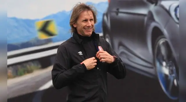 Ricardo Gareca sonríe en un entrenamiento en la Videna.