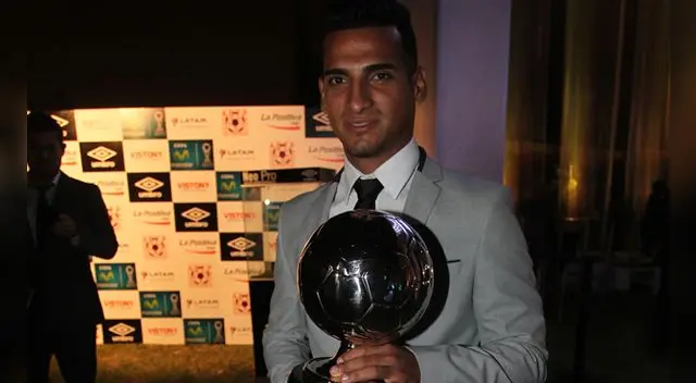 Miguel Trauco posa orgulloso con su trofeo a mejor jugador del Descentralizado 2016. Miguel Trauco posa orgulloso con su trofeo a mejor jugador del Descentralizado 2016.