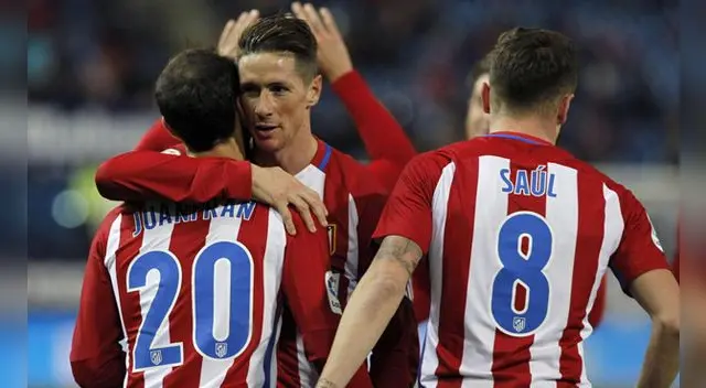 Fernando Torres celebra su gol con Juanfran y Saúl. Fernando Torres celebra su gol con Juanfran y Saúl.