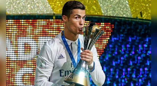 Cristiano Ronaldo posa con el trofeo del Mundial de Clubes. Cristiano Ronaldo posa con el trofeo del Mundial de Clubes.