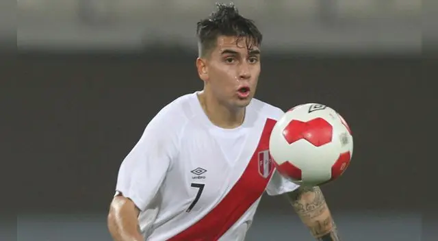 Víctor Cedrón controla un balón durante el amistoso Perú-Panamá en 2014.
