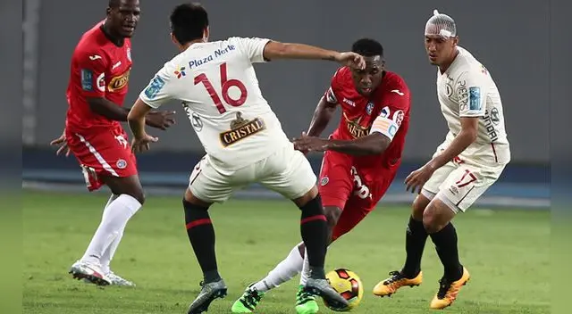 Luis Tejada enfrenta a dos jugadores de Universitario.