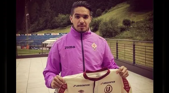 Juan Vargas posa con la camiseta de Universitario durante su etapa en Fiorentina.