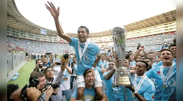 Carlos Lobatón durante las celebraciones del 18°título de Sporting Cristal.