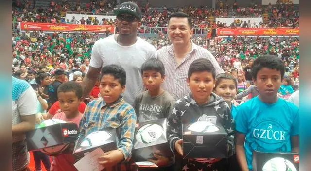 Jefferson Farfán durante la entrega de regalos a niños del Callao.
