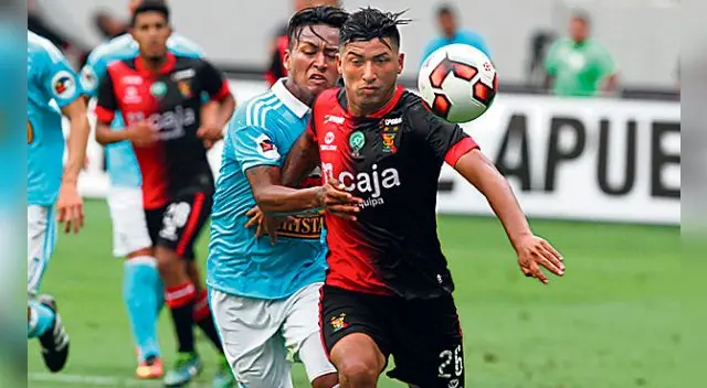 Pedro Aquino y Hernán Hinostroza disputan un balón en el Cristal-Melgar.