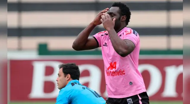 Un jugador de Sport Boys se lamenta un error en la Segunda División.