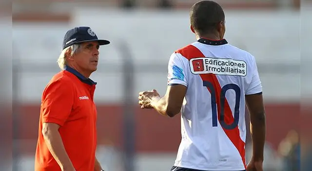 Marcelo Grioni da una indicación a Damián Ísmodes.
