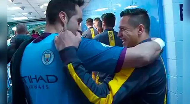 Alexis Sánchez y Claudio Bravo conversan antes de salir al campo del Etihad.